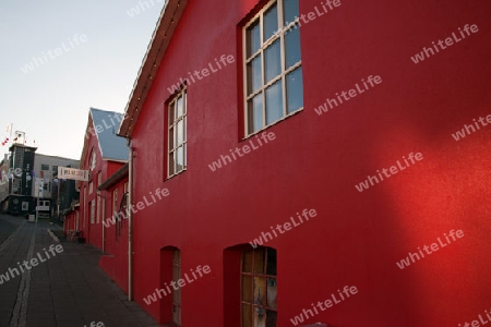 Der Norden Islands, rote Hausfront mit davor stehender Sitzgarnitur in Akureyri 