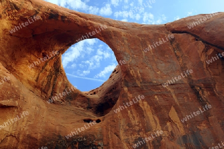Mokassin Arch, Monument Valley, Arizona, USA
