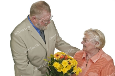 Mann gratuliert einer alten Dame