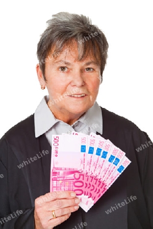 Juristin mit  Banknoten freigestellt auf weissem Hintergrund
