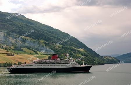 Kreuzfahrtschiff in Fjord