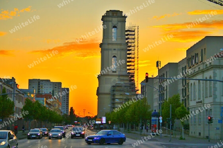 Der Turm der Potsdamer Garnisonkirche im Abendrot