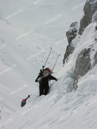 Aufstieg mit Ski auf Rucksack