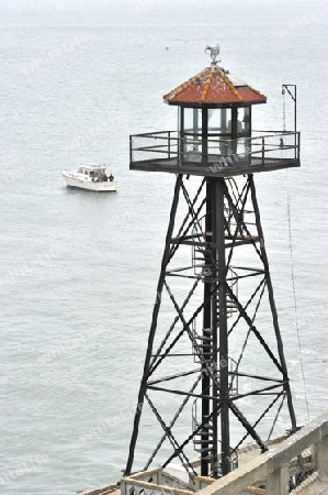 Wachturm mit Anglerboot auf dem Meer, Alcatraz Island, Kalifornien, USA