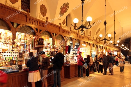 Der Markt in der Tuchhalle aif dem Rynek Glowny Platz in der Altstadt von Krakau im sueden von Polen. 