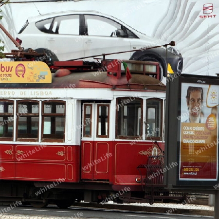 Ein Tram in der  Altstadt von Alfama in der Innenstadt der Hauptstadt Lissabon in Portugal.   