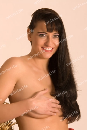Frau mit verdeckter Brust 