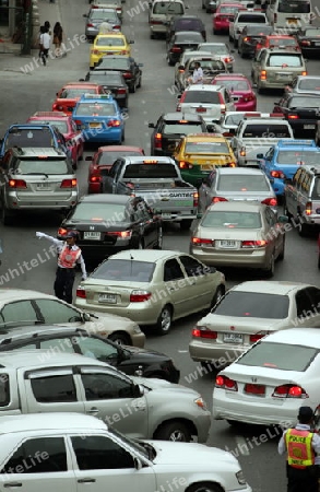 Der Strassenverkehr im Zentrum von Bangkok der Hauptstadt von Thailand in Suedostasien