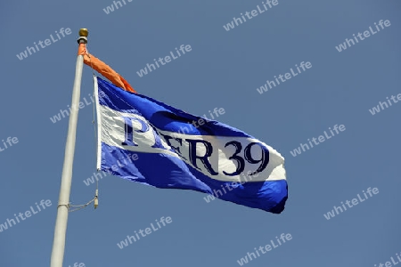 Fahne von Pier 39 in Fisherman`s Wharf, Touristisches Zentrum  San Francisco, Kalifornien, USA