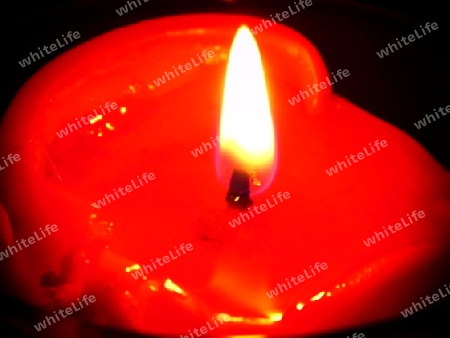 Kerze mit Flamme rot