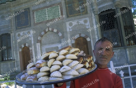 Ein Haendler mit Backwahren im Stadtteil Sulranahmet in Istanbul in der Tuerkey.