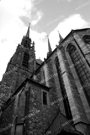 Kathedrale St. Peter & Paul in Brno von unten nach oben fotografiert in schwarz wei?.