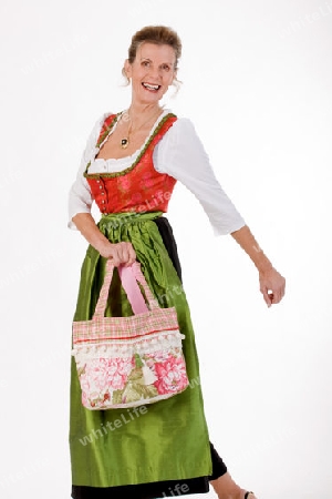 Schwungvolle alte bayerische Frau in Tracht 