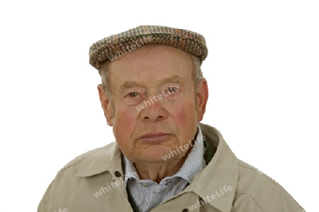 Senior mit Kopfbedeckung auf hellem Hintergrund
