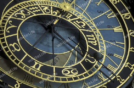 Die Astronomische Uhr auf dem Old Town Square in der Altstadt von Prag der Hauptstadt der Tschechischen Republik.  