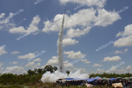 Eine Rackete startet beim traditioellen Raketenfest oder Bun Bang Fai oder Rocket Festival in Ban Si Than in der Provinz Amnat Charoen nordwestlich von Ubon Ratchathani im nordosten von Thailand in Suedostasien.