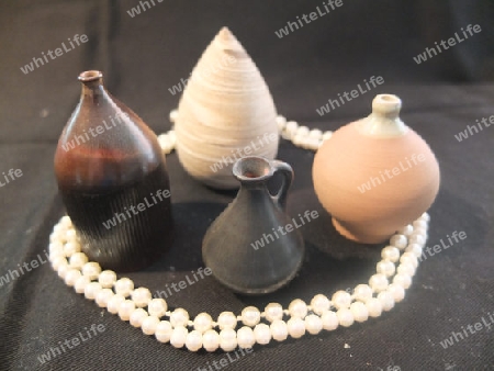 Perlen und Miniaturvasen