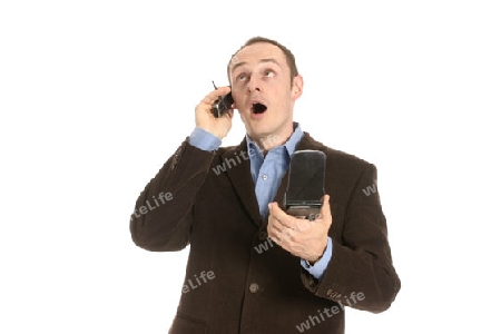 junger Mann in braunem Anzug, Handy und PDA
