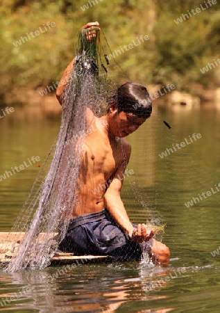 Ein Fischer in der Landschaft am Nam Don oder Don River beim Dorf Tha Falang von Tham Pa Fa unweit der Stadt Tha Khaek in zentral Laos an der Grenze zu Thailand in Suedostasien.