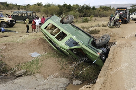 ein einen Bach gestuerzter Safariwagen, Toyota Landcruiser, Masai Mara, Kenia