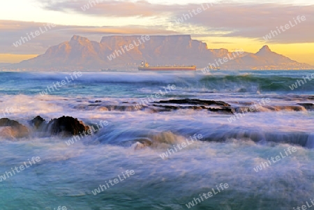letztes Licht auf den Tafelberg, gesehen vom Bloubergstrand, Kapstadt, West Kap, Western Cape, S?dafrika, Afrika
