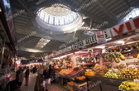 Die Architektur im inneren der Markthalle des Mercado Central in der Innenstadt von Valencia in der Abenddaemmerung