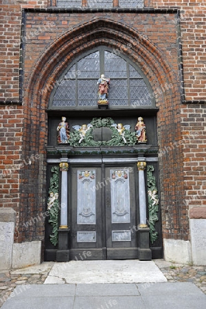 Seitenportal der Kirche St. Jakobi in der Altstadt von Stralsund , Unesco Weltkulturerbe, Mecklenburg Vorpommern, Deutschland, Europa , oeffentlicher Grund