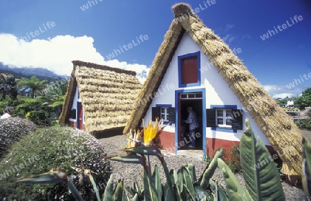 Ein traditionelles Santana Haus im Dorf Santana auf der Insel Madeira im Atlantischen Ozean