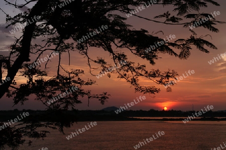 Sonnenuntergang am Grenzfluss Mekong River in Stadt Savannahet in zentral Laos an der Grenze zu Thailand in Suedostasien.