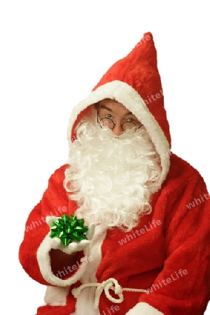Weihnachtsmann h?lt eine Geschenkschleife. Freigestellt auf weissem Hintergrund