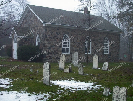 alte Kirche mit Friedhof im Nebel