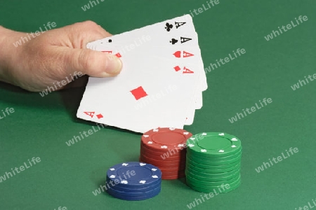 Spielkartenblatt auf gruenem Hintergrund