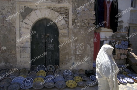 Der Souq oder Markt in der Altstadt oder Medina von Sousse am Mittelmeer  in Tunesien in Nordafrika.   