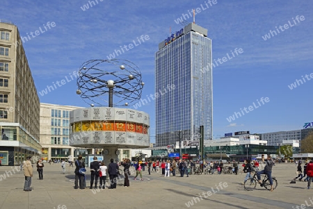 Weltzeituhr und Park Inn Hotel am Alexanderplatz, Berlin, Mitte, Deutschland, Europa, oeffentlicherGrund