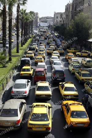 Der Autoverkehr mit Stau in der Hauptstadt von Syrien und Grossstadt von Damaskus in der uebersicht, Syrien 