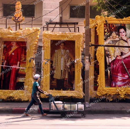 Ein Bild des Koenig Bhumibol Adelyadej von Thailand ist in der Hauptstadt von Bangkok allgegenwertig.