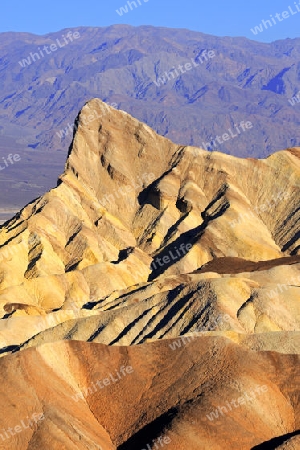 farbige Gesteinsformationen bei Sonnenaufgang am Zabriske Point, Death Valley Nationalpark, Kalifornien, USA