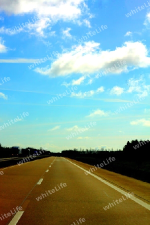 Autobahn unter Wolkenhimmel