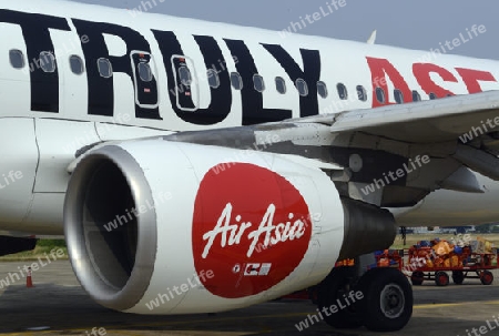 Ein Flugzeug der Air Asia mit dem Logo der Asean in Thailand in Suedostasien.
