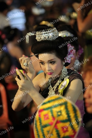 Eine Miss Kandidatin anlaesslich der Miss Wahl beim Bun Bang Fai oder Rocket Festival in Yasothon im Isan im Nordosten von Thailand. 