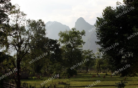 Die Huegellandschaft an der Landstrasse 12 zwischen der Stadt Tha Khaek und dem Dorf Mahaxai Mai in zentral Laos an der Grenze zu Thailand in Suedostasien.