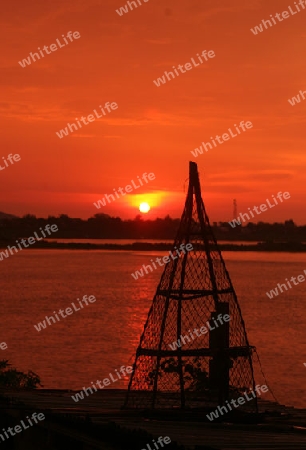 Ein Fischerkorb in der Landschaft des Grenzfluss Mekong River in Stadt Savannahet in zentral Laos an der Grenze zu Thailand in Suedostasien.