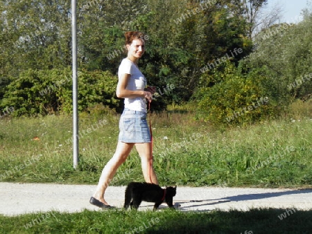 M?dchen auf einem Spaziergang mit einer Katze