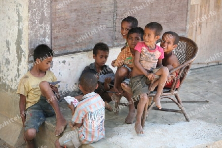 Kinder beim Kartenspiel beim Bergdorf Aileu suedlich von Dili in Ost Timor auf der in zwei getrennten Insel Timor in Asien.