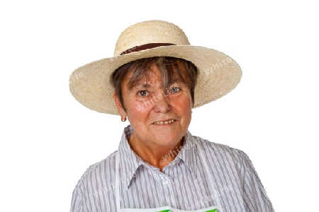 Seniorin mit Strohhut - freigestellt auf weissem Hintergrund