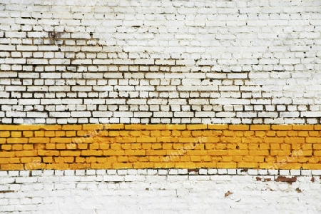 gelber Streifen auf einer alten Mauer