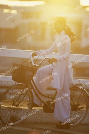 Asien, Vietnam, Mekong Delta, Cantho
Eine Vietnamesische Schuelerin mit dem Fahrrad auf dem Schulweg in der Stadt Cantho im Mekong Delta in Sued Vietnam.        






