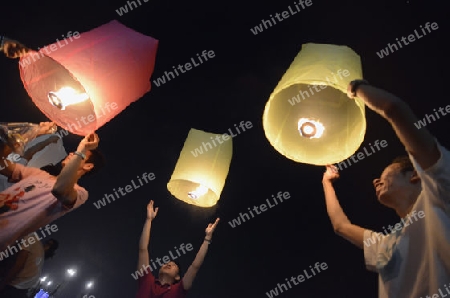Die Menschen feiern den Jahreswechsel ueber Neujahr beim Sanam Luang Park in Banglamphu der Hauptstadt Bangkok von Thailand in Suedostasien.