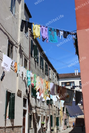Wäscheleinen in der Gasse von Venedig