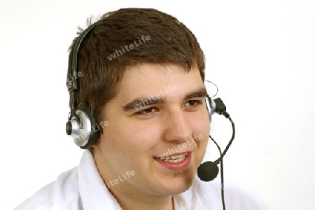 Junger Mann mit Headset auf hellem Hintergrund